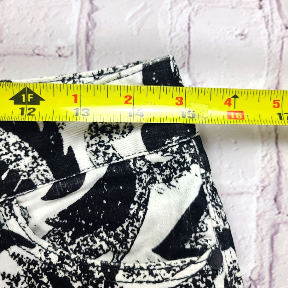 Alice + Olivia Women's 4 Black and White Paisley Cropped Ankle Pants - Picture 10 of 16